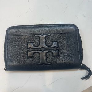 Like new Authentic Tory Burch wallet/wristlet.